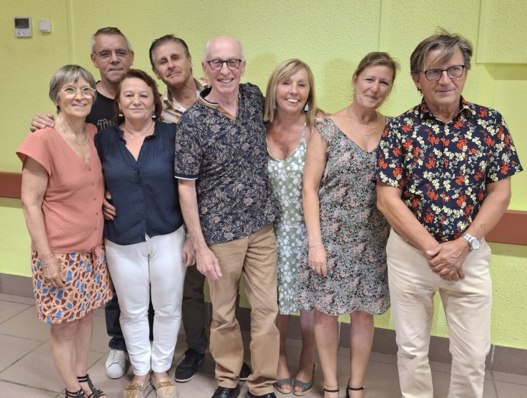 L'ancien et le nouveau bureau accompagnés des professeurs de danse